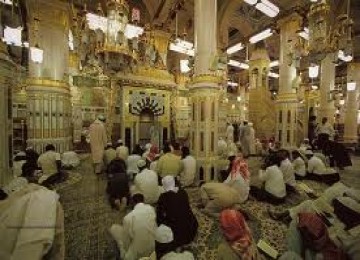 Jamaah haji berdoa di Masjid Nabawi