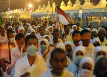 Jamaah haji Indonesia bergerak ke Mina meninggalkan Muzdalifah, Mekkah, Arab Saudi, Selasa (16/11) dini hari