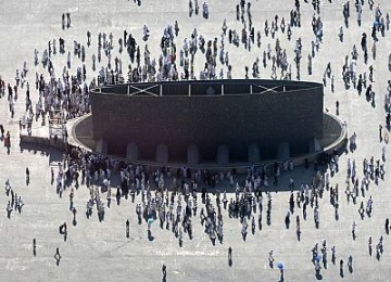 Jamaah haji melempar jamarat di Mina