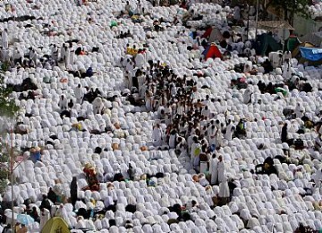 Jamaah haji sholat Jumat di Padang Arafah