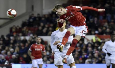 James Garner (menyundul bola) saat masih membela Nottingham Forest. Pemain milik Manchester United (MU) ini dilaporkan akan diboyong Everton.