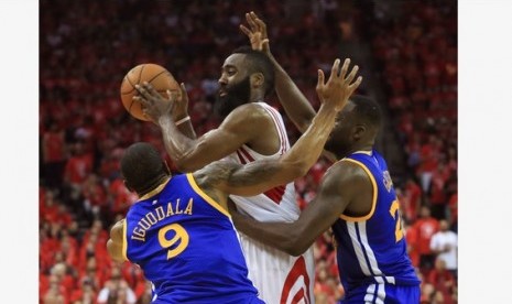 James Harden (tengah) diapit dua pemain Golden State Warriors