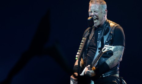 Vokalis Metallica James Hetfield. Memperingati 30 tahun The Black Album, album cover The Metallica Blacklist diluncurkan.