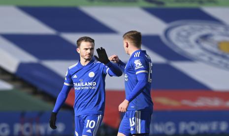  James Maddison dari Leicester, kiri, melakukan selebrasi setelah mencetak gol pembuka timnya selama pertandingan sepak bola Liga Premier Inggris antara Leicester City dan Liverpool di Stadion King Power di Leicester, Inggris, Sabtu, 13 Februari 2021.