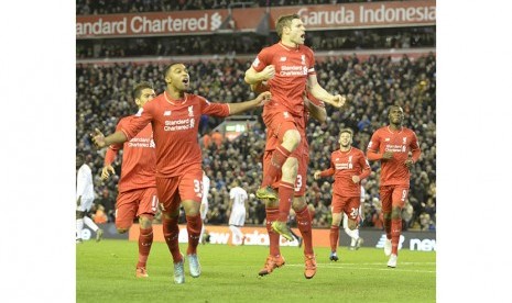 James Milner melakukan selebrasi usai mencetak gol ketika gawang Swansea City. Dalam pertandingan tersebut, Liverpool menang 1-0 atas Swansea di Anfield, Senin (30/11) dini hari WIB