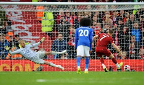 James Milner mencetak gol kemenangan Liverpool atas Leicester City lewat tendangan penalti pada injury time.