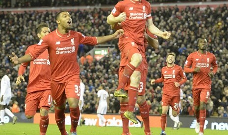 James Milner merayakan gol yang dicetaknya bersama para pemain Liverpool saat mengalahkan Swansea City 1-0 di Stadion Anfield, Senin (30/11) dini hari WIB. 