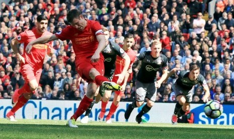 James Milner saat mengeksekusi penalti.