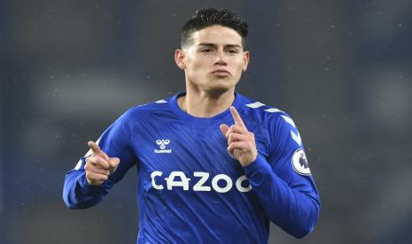 James Rodriguez dari Everton merayakan setelah mencetak gol pembuka timnya selama pertandingan Liga Premier Inggris antara Everton dan Leicester City di stadion Goodison Park di Liverpool, Inggris, Rabu, 27 Januari 2021. 