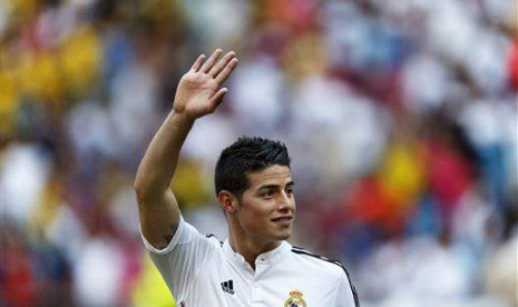 James Rodriguez saat diperkenalkan sebagai pemain Real Madrid di Santiago Bernabeu, Madrid, Selasa (22/7) waktu setempat.