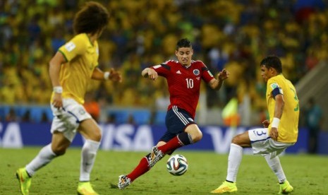 James Rodriguez (tengah)