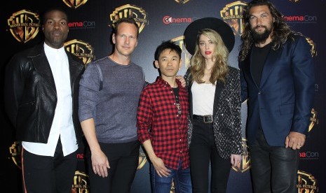 James Wan (tengah) bersama para aktor di film Aquaman.