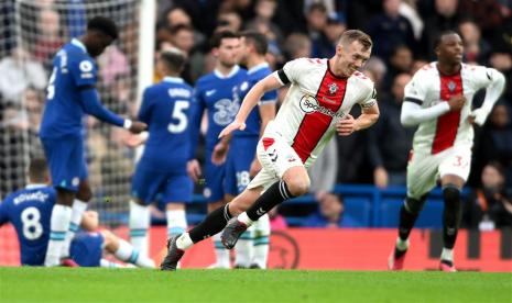 James Ward-Prowse (tengah) dari Southampton melakukan selebrasi setelah mencetak gol pembuka melalui tendangan bebas dalam pertandingan sepak bola Liga Primer Inggris antara Chelsea FC dan Southampton FC di London, Ahad (19/2/2023). Southampton mengalahkan Chelsea 1-0