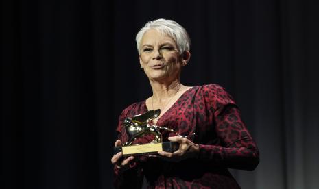 Jamie Lee Curtis memegang penghargaan Golden Lion for Lifetime Achievement pada upacara selama Festival Film Venesia edisi ke-78 di Venesia, Italia, Rabu, 8 September 2021.