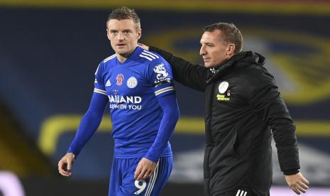 Jamie Vardy (kiri) dari Leicester dan manajer Leicester City Brendan Rodgers (kanan) setelah pertandingan sepak bola Liga Utama Inggris antara Leeds United dan Leicester City di Leeds, Inggris, 02 November 2020. 