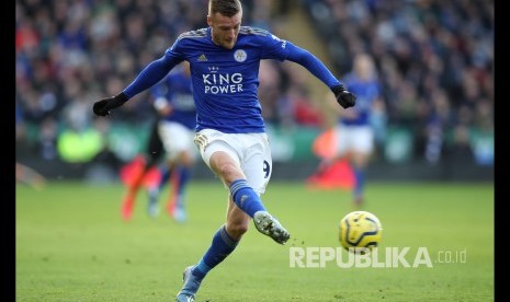 Striker Leicester City Jamie Vardy melepas tendangan. 