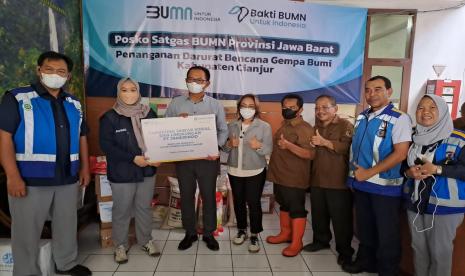 Jamkrindo salurkan bantuan tanggap darurat gempa berupa paket sembako di Cianjur dan Sukabumi pada Selasa (22/11/2022). Hadir dalam simbolis penyerahan bantuan Pemimpin Wilayah IV Jamkrindo Muchamad Kisworo dan Pemimpin Cabang Sukabumi Jamkrindo Prita Widy Wardani. 