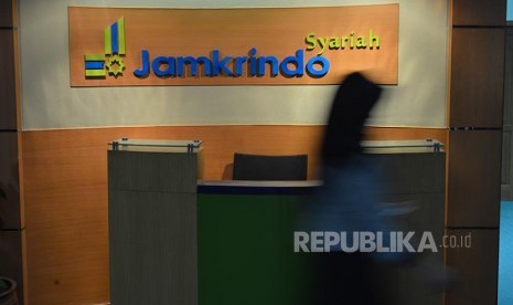 Jamkrindo Syariah: Karyawan Jamkrindo Syariah melintasi koridor kantornya di Jakarta. 