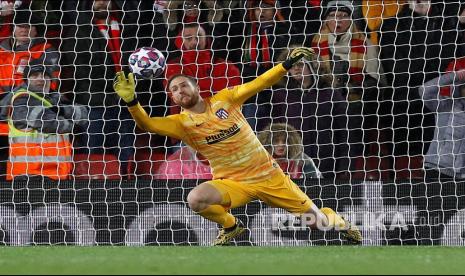 Kiper Atletico Madrid Jan Oblak mengahalau bola di Anfield Stadium, markas Liverpool, Kamis (12/3). (Phil Noble/Reuters )