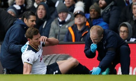 Jan Vertonghen saat dirawat tim medis Tottenham Hotspur.