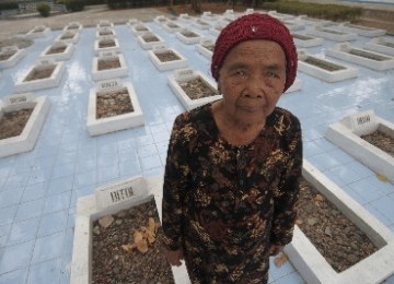 Janda korban Tragedi Rawagede, Cawi (86), diambil gambarnya usai mengunjungi makam suaminya, Bitol, di Monumen Perjuangan Rawagede, Rawamerta, Kabupaten Karawang, Jabar, Jum'at (16/9). 