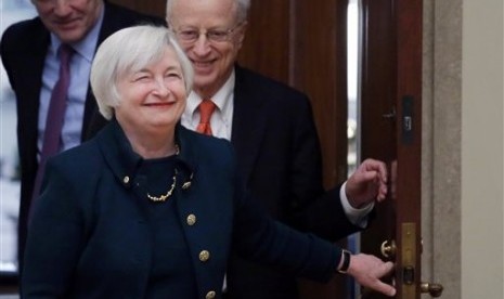 Janet Yellen (front), followed by her husband, Nobel Prize winning economist George Akerlof (file photo)