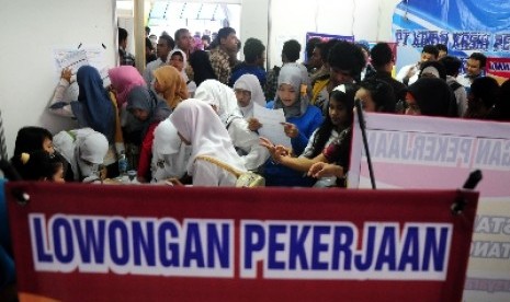 Jangan hanya duduk diam menanti pekerjaan datang menghampiri.