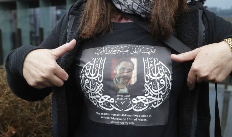 Janna Ezat, ibu dari korban penembakan di masjid Al Noor menggunakan kaus bergambar foto putranya Hussein Al-Umari. Janna hadir di pengadilan pelaku penembakan masjid di Christchurch, Selandia Baru, Jumat (14/6).