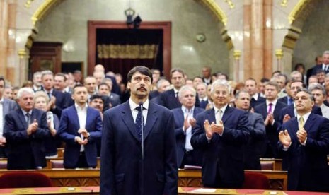  Janos Ader (tengah depan) saat diambil sumpah sebagai Presiden di Parlemen Hongaria, Budapest, Rabu (2/5) waktu setempat.