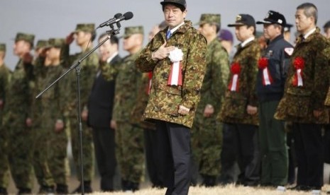 Japan's Defence Minister Itsunori Onodera (C) reviews troops from the Japanese Ground Self-Defense Force 1st Airborne Brigade in Funabashi, east of Tokyo January 12, 2014.