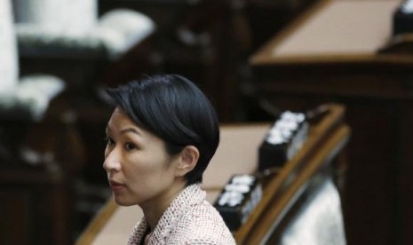 Japan's Economy, Trade and Industry Minister Yuko Obuchi leaves the upper house of parliament in Tokyo September 29, 2014. 