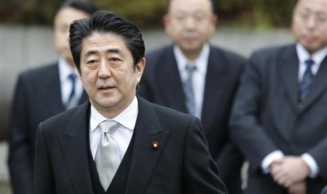 Japan's Prime Minister Shinzo Abe arrives at the controversial Yasukuni Shrine to pay tribute to the war dead, in Tokyo December 26, 2013.