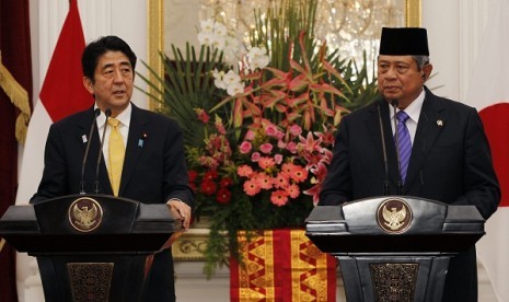 Japan's Prime Minister Shinzo Abe (left) accompanied by Indonesia's President Susilo Bambang Yudhoyono speaks in a news conference after their meeting at the Merdeka palace in Jakarta January 18, 2013. Abe is in Indonesia for a one-day state visit. 