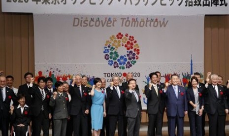 Japanese Prime Minister Shinzo Abe (fourth right) with other members of Tokyo 2020 bid delegation during a kick-off ceremony of the Tokyo's bid to host the 2020 Olympics in Tokyo Friday, Aug. 23, 2013. 