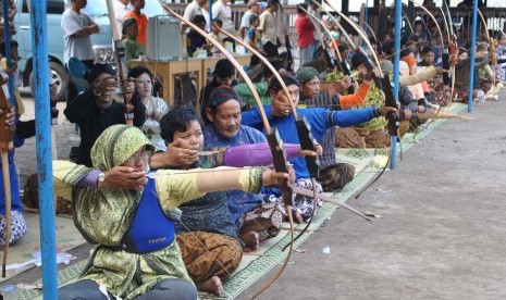 Jarak sasaran dengan tempat memanah 31 meter. Lomba Jemparingan Gaya Mataram Keraton Ngayogyakarta Hadiningrat di Lapangan Mandungan, Keraton Yogyakarta, Selasa Wage (10/4). (Heri Purwata)