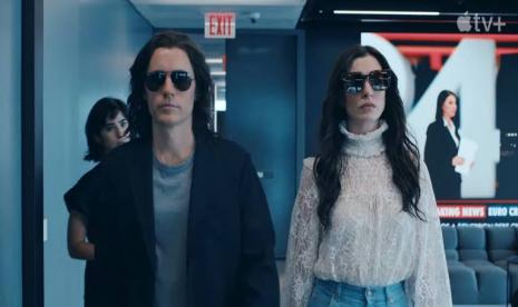 Jared Leto dan Anne Hathaway dalam serial terbaru 'WeCrashed'.