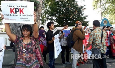 Jaringan anti korupsi Jogja melakukan aksi  tolak hak angket KPK dan dukung tuntaskan korupsi KTP,  di  DPRD DIY, Kamis (15/6).