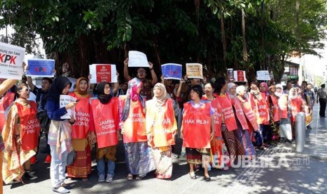 Jaringan anti korupsi Jogja melakukan aksi  tolak hak angket KPK dan dukung tuntaskan korupsi KTP,  di  DPRD DIY, Kamis (15/6).