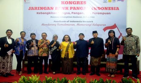 Jaringan Bank Pangan Indonesia yang terdiri dari Bank Pangan di 43 Kota/Kabupaten dan 230 kecamatan, menggelar kongres yang pertama secara hybrid, Rabu (25/5/2022). Kongres ini dihadiri Wakil Ketua MPR RI, Hidayat Nur Wahid, Direktur Pangan & Pertanian Bappenas, Anang Noegroho, Guru Besar Pangan dan Gizi IPB, Prof Dr Ahmad Sulaeman, Dosen Psikologi UIN Syarif Hidayatullah, Dr Risatianti Kolopaking, M.Si, pendiri Foodbank of Indonesia, M. Hendro Utomo, serta perwakilan dunia usaha. 