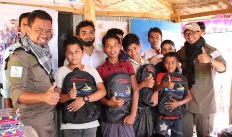  Jaringan Sekolah Islam Terpadu (JSIT) bekerjasama dengan PKPU Human Initiative mendirikan sekolah sementara untuk anak-anak pengungsi Rohingya yang berada di Kamp Pengungsian Balukhali 2. 