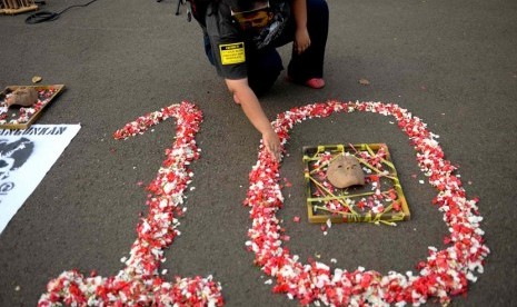  Jaringan Solidaritas Korban untuk Keadilan melakukan aksi Kamisan ke-364 dengan mengenakan topeng Munir di depan Istana Merdeka, Kamis (4/9). (Republika/ Wihdan)