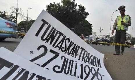 Jaringan Solidaritas Korban untuk Keadilan menuntut penyelesaian tujuh berkas kasus pelanggaran HAM berat yang menumpuk di Kejaksaan Agung dalam unjuk rasa di depan Istana Merdeka, Jakarta Pusat, beberapa waktu lalu.