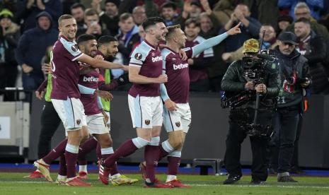 Jarrod Bowen dari West Ham, kanan, merayakan dengan Declan Rice dari West Ham setelah mencetak gol ketiga timnya selama pertandingan sepak bola Grup H Liga Europa antara West Ham United dan Genk di stadion London di London, Kamis, 21 Oktober 2021.