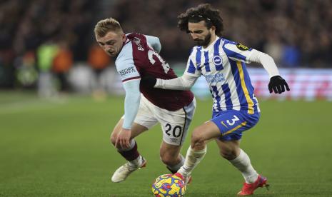 Pemain Brighton Marc Cucurella (kanan).