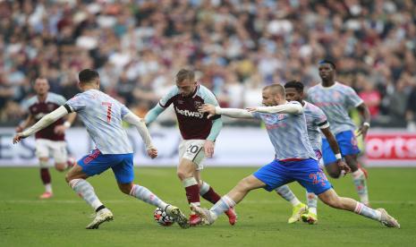 Pemain Manchester United Cristiano Ronaldo, kiri, dan Luke Shaw bertahan selama pertandingan sepak bola Liga Premier Inggris antara West Ham United dan Manchester United di Stadion London di London, Inggris, Minggu, September 19, 2021.