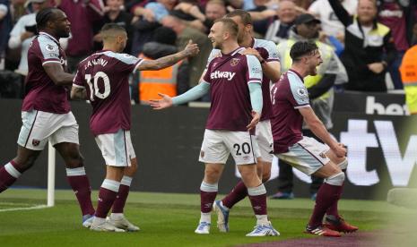 Jarrod Bowen dari West Ham, tengah, merayakan dengan rekan setimnya setelah mencetak gol pertama timnya selama pertandingan sepak bola Liga Premier Inggris antara West Ham United dan Manchester City di stadion London di London, Ahad, 15 Mei 2022.