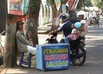 Jasa penukar uang di Jl. KH Noer Ali, Kalimalang, Bekasi.