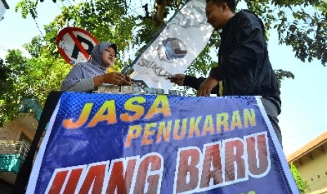 Jasa penukaran uang di jalanan (ilustrasi).