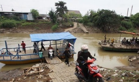 Jasa penyeberangan eretan akibat Jembatan Kedaung tak dibangun