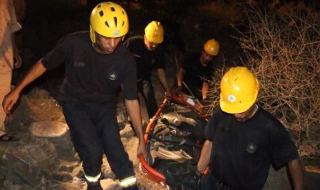 Jasad jamaah haji asal Turki saat dievakuasi dari Jabal Al Nour, Senin (7/9). Jamaah tersebut tewas saat mengejar kera yang mengambil tasnya